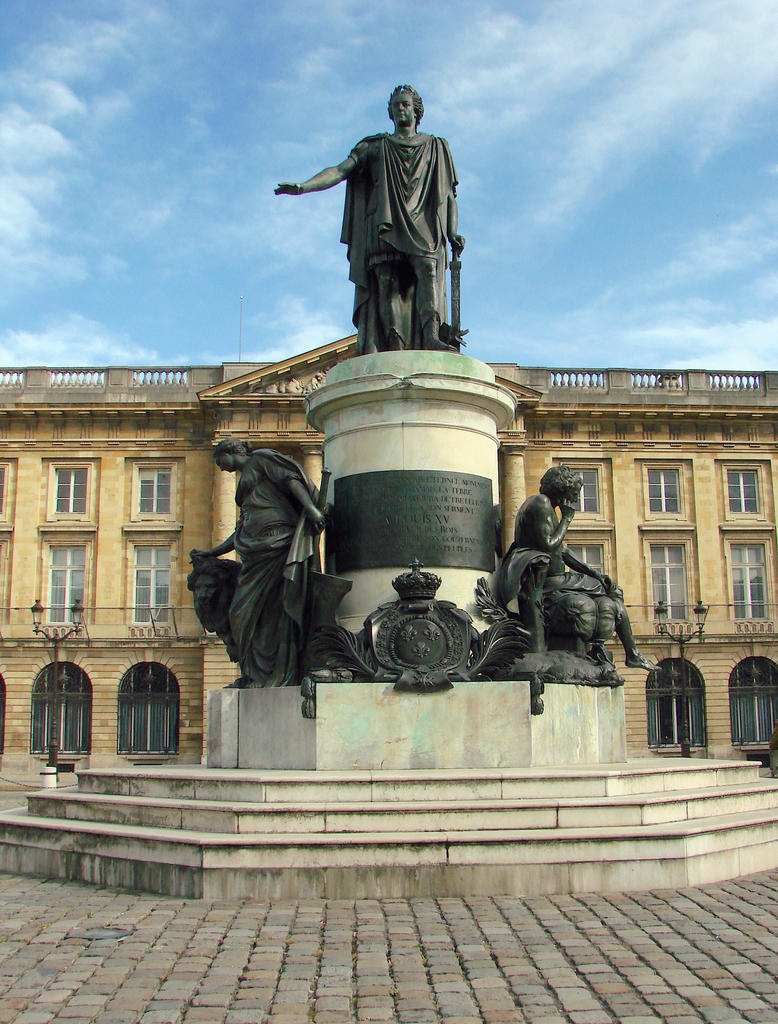 Pierre Cartellier (1757-1831), Louis XV en empereur romain, 1818. Jean-Baptiste Pigalle (1714-1785), Allégories du Citoyen heureux et de la Loi dominant la Force, 1765. Reims, place Royale de Reims.